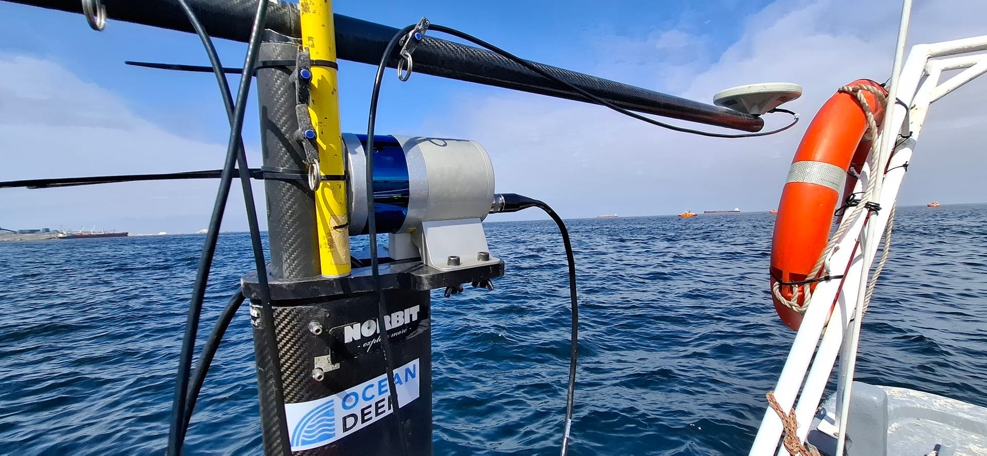 Sensor oceanográfico multihaz instalado a bordo de una embarcación de GeoMarine System en faena