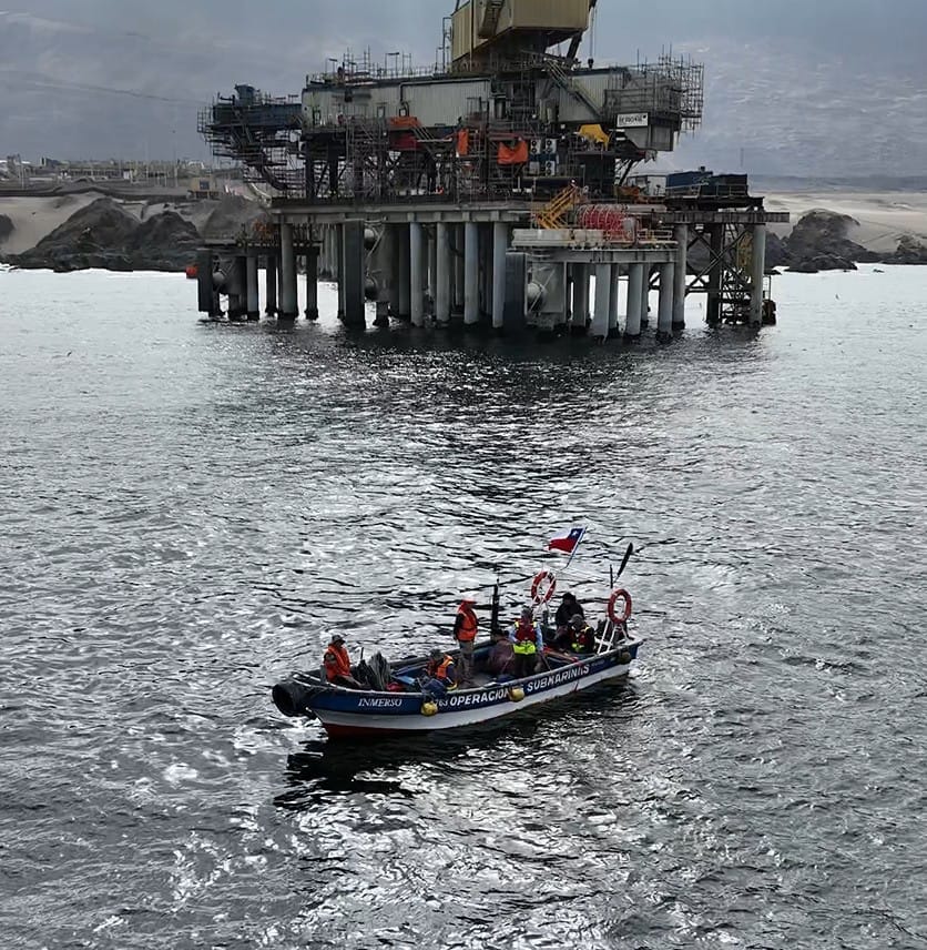 Embarcación de GeoMarine System realizando un levantamiento batimétrico frente a un terminal marítimo